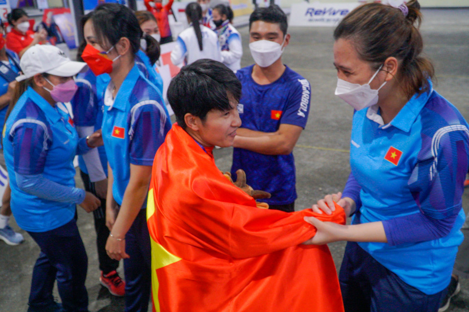 Cặp đôi tuyền nữ Việt Nam chia sẻ niềm vui cùng các vận động viên đội tuyển. (Ảnh: Minh Hiếu/Vietnam+)