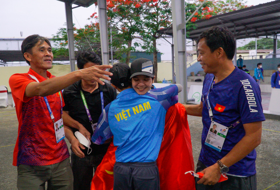 Trần Lê Lan Anh và Thái Thị Hồng Loa ôm nhau ăn mừng chiến thắng ròn rã trước Malaysia. Không giấu nổi niềm xúc động, Hồng Thoa chia sẻ: “Tôi rất vui mừng sau khi giành được tấm huy chương vàng quý giá đầu tiên cho đội tuyển. Tôi xin được gửi lời cám ơn tới các thầy cô, gia đình vì chiến thắng hôm nay”.(Ảnh: Minh Hiếu/Vietnam+)