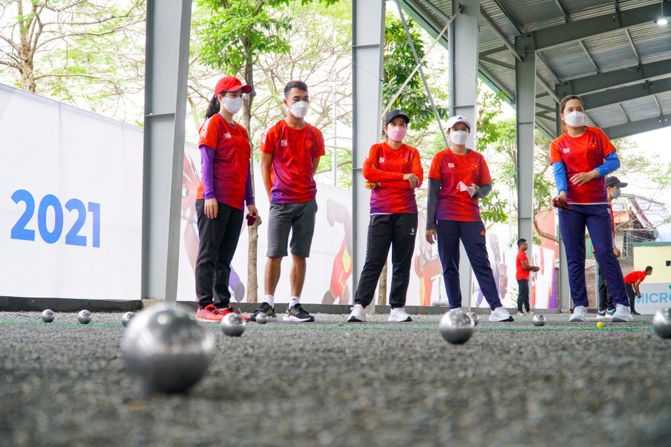 Đội tuyển cũng đang đặt kỳ vọng vào 2 nữ vận động viên kỳ cựu, nhiều kinh nghiệm là Nguyễn Thị Thi và Nguyễn Thị Hiền. Đây là hai gương mặt quen thuộc trong một thập kỷ qua của bi sắt Việt Nam. (Ảnh: Minh Hiếu/Vietnam+)