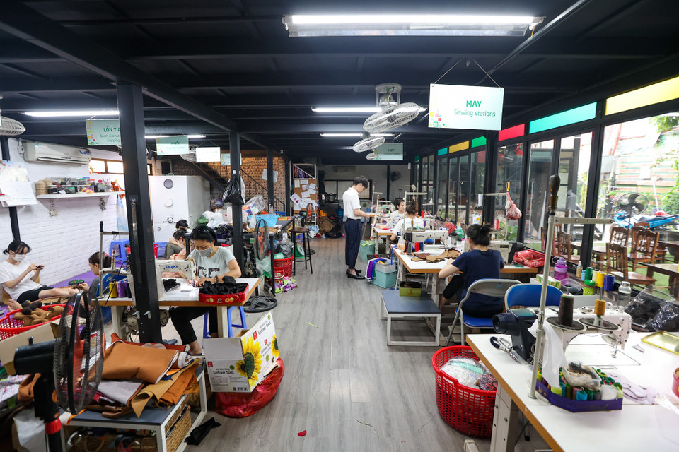 Xưởng sản xuất này không chỉ nơi đào tạo nghề, công ăn việc làm cho người khuyết tật mà là còn là một môi trường sinh hoạt cho họ. (Ảnh: Minh Hiếu/Vietnam+)