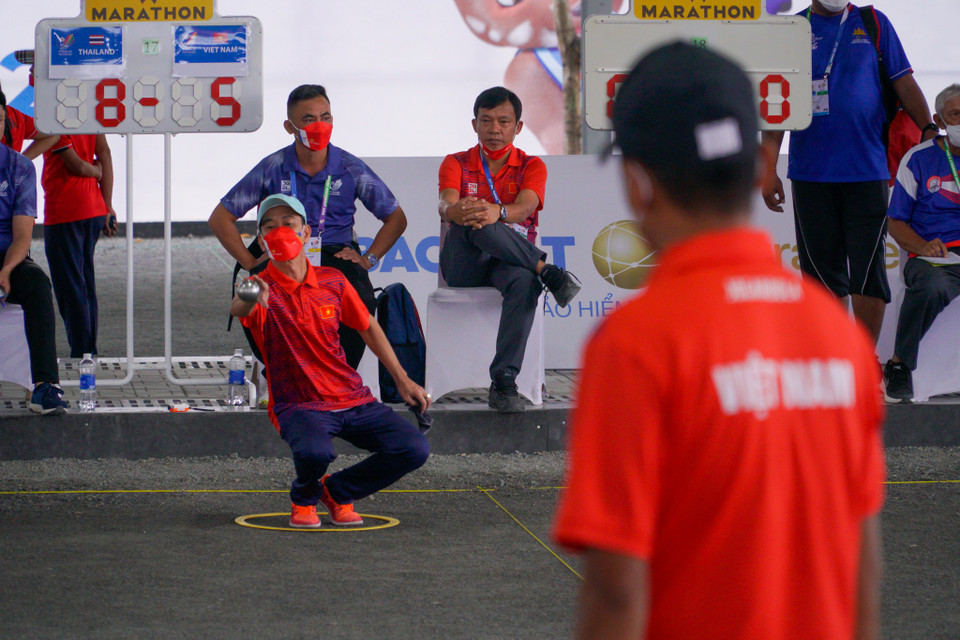 Ở nội dung đôi nam, cặp đôi Nguyễn Văn Thanh-Thạch Thanh Tuấn đã có ngày thi đấu không như ý khi để thua đến ba trận khi đối đầu với cặp Sophorn Yim-Chhoeun Thong (Campuchia), Aekkarin Kaewla-Ratchata Khamdee (Thái Lan) và Vilasack Lathsavong-Bountamy Southhammavong (Lào). Tuy nhiên, chiến thắng “vàng” trước tuyển Malaysia (tỷ số 13-5) đã giúp tuyển Việt Nam giành được chiếc vé vớt vào vòng trong. (Ảnh: Minh Hiếu/Vietnam+)
