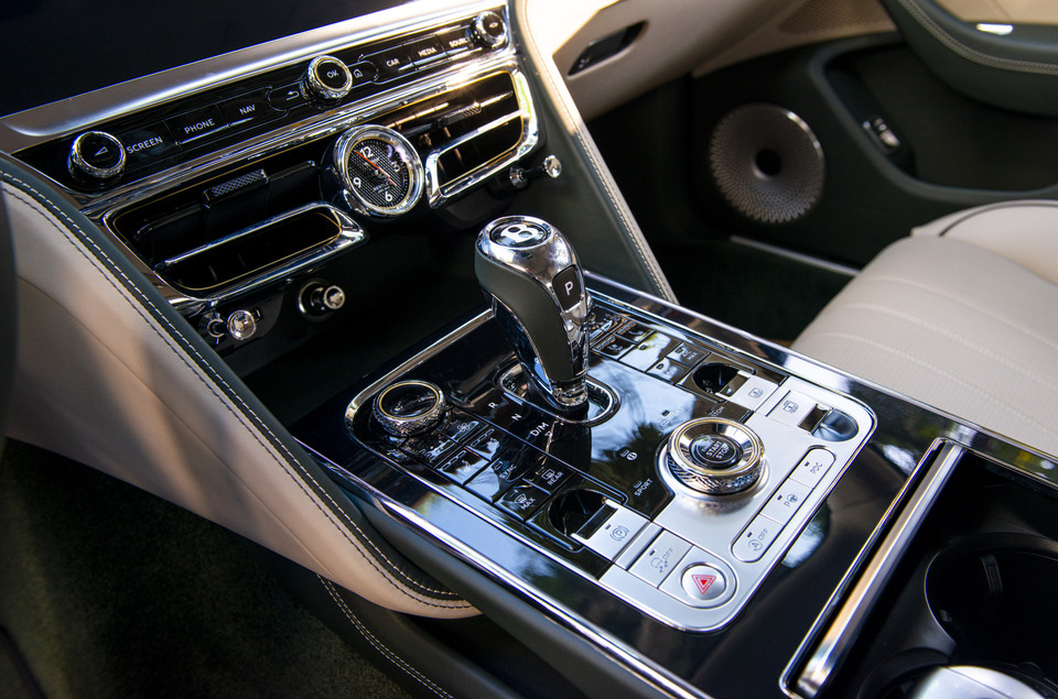 Cung cấp sức mạnh cho Flying Spur V8 là động cơ tăng áp kép V8 4.0L, sản sinh công suất “khủng” 550 mã lực và mômen xoắn 770 Nm, cùng hộp số ly hợp kép 8 cấp có thể tăng tốc 0-100 km/h trong 4,1 giây trước khi đạt vận tốc tối đa 318 km/h. (Ảnh nguồn: Bentley)