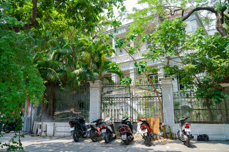 Căn biệt thự tại số 17 Điện Biên Phủ (quận Ba Đình) tọa lạc ngay tại ngã ba giao với đường Lê Duẩn. Tổng diện tích công trình lên đến 500m2, gồm 2 tầng, có sân vườn. Được biết trước đây biệt thự này thuộc quyền sở hữu của Đại sứ quán Vương quốc Đan Mạch tại Hà Nội. (Ảnh: Minh Hiếu/Vietnam+)