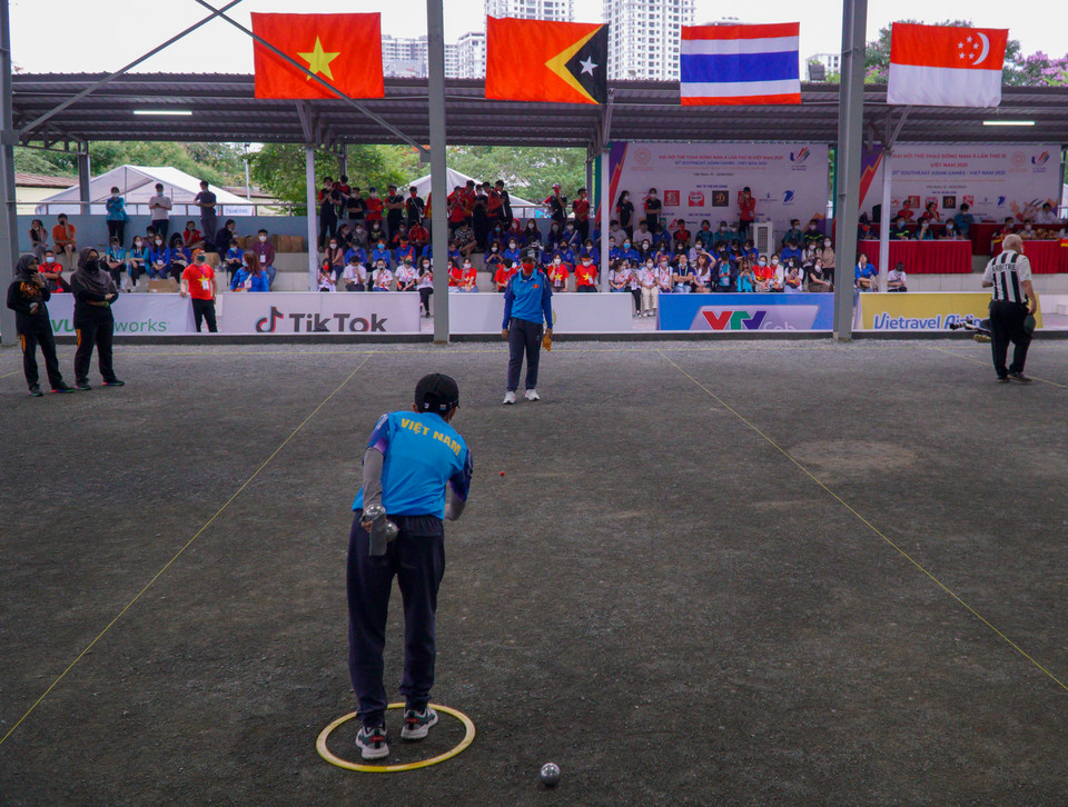 Chiều nay, 15/5, tại Trung tâm Huấn luyện và thi đấu Thể dục Thể thao Hà Nội (quận Nam Từ Liêm, Hà Nội) đã diễn ra vòng chung kết môn bi sắt SEA Games 31 tại nội dung đôi nam và đôi nữ. (Ảnh: Minh Hiếu/Vietnam+) 