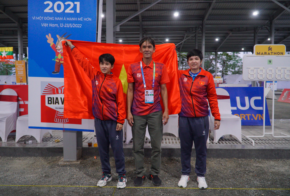 Cặp đôi tuyển nữ Việt Nam chụp ảnh lưu niệm cùng huấn luyện viên Ngô Văn Thìn. (Ảnh: Minh Hiếu/Vietnam+)