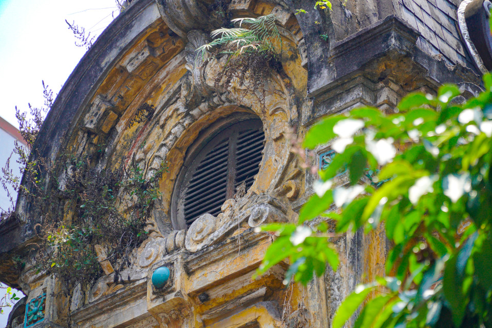 Có thể dễ dàng nhận thấy các khung cửa chính và cửa sổ tại đây đã xuống cấp, các mảng tường bong tróc, mọc rêu phong... (Ảnh: Minh Hiếu/Vietnam+) 