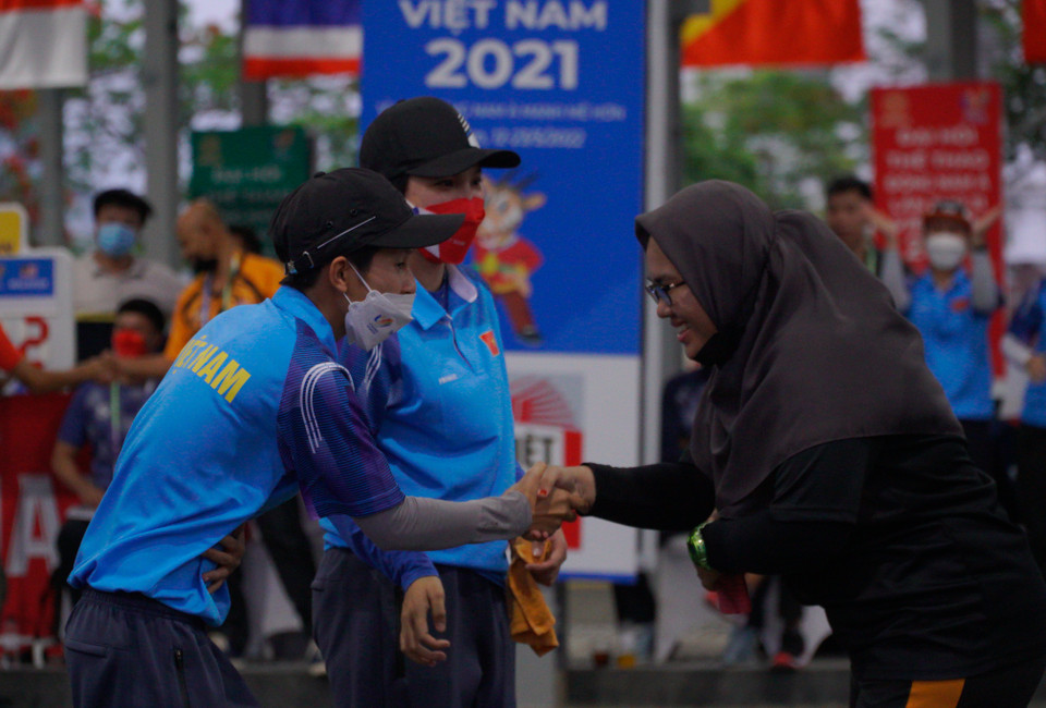 Tưởng chừng như sẽ là một trận đấu cạnh tranh quyết liệt, nhưng đội tuyển nước nhà đã có một màn thi đấu không thể tuyệt vời hơn. Hồng Thoa và Lan Anh đã thực sự tạo nên “cơn ác mộng” cho đội bạn khi giành tỷ số áp đảo 13-2. Trước đó, tại vòng bảng, cặp đôi này cũng đã thắng Malaysia với tỷ số trắng 13-0. (Ảnh: Minh Hiếu/Vietnam+)