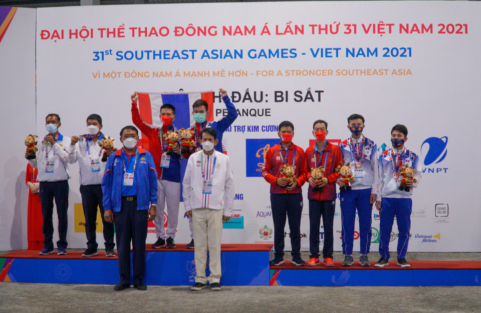 Ban tổ chức SEA Games trao huy chương vàng cho đội tuyển Thái Lan, huy chương bạc cho đội tuyển Campuchia, huy chương đồng cho Việt Nam và Lào. (Ảnh: Minh Hiếu/Vietnam+)