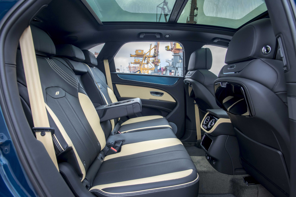 Bentayga 2022 S tập trung vào việc tăng hiệu suất cao. Hệ thống xe được nâng cấp với 5 chế độ lái bao gồm: Sport, Bentley, Comfort, Custom và All-Terrain. Ở phiên bản này, sự khác biệt lớn nhất chính là chế độ lái, cảm giác lái và ngoại hình thể thao. (Ảnh nguồn: Bentley)