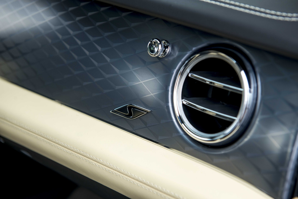 Logo "S" được gắn ở thanh ốp hông bên ngoài, ghế da, bảng táp-lô ở nội thất. (Ảnh nguồn: Bentley) 