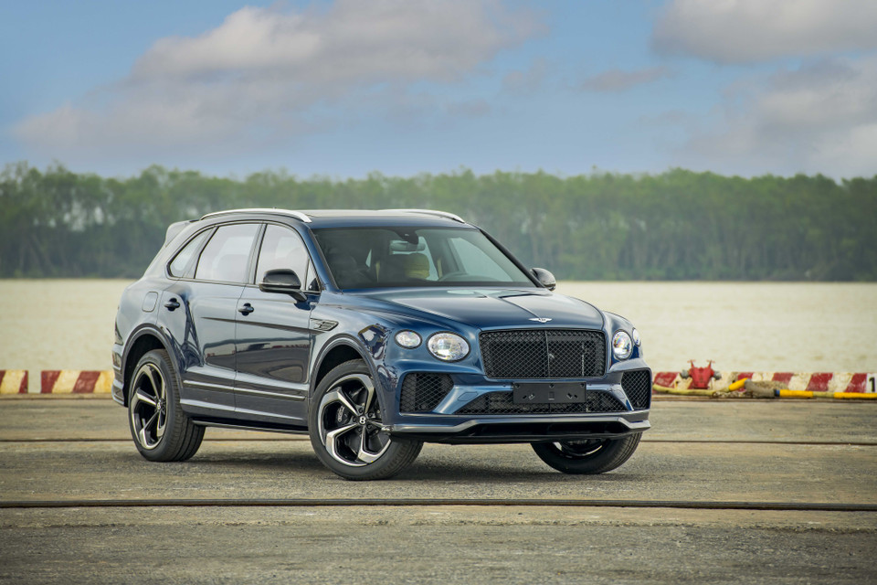 Ngày 4/5, Bentley chính thức giới thiệu với khách hàng Việt mẫu SUV siêu sang Bentayga S hoàn toàn mới với màu ngoại thất xanh Windsor Blue độc đáo. Mốc thời gian này khá muộn so với thông báo trước đó, mẫu có mặt tại thị trường vào đầu năm 2022. (Ảnh nguồn: Bentley)