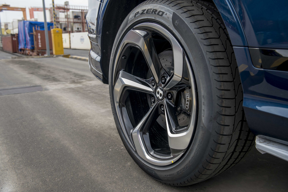 Bộ mâm đa chấu cỡ lớn 22 inch và huy hiệu đặc trưng chữ B đặt ở giữa xe. (Ảnh nguồn: Bentley)