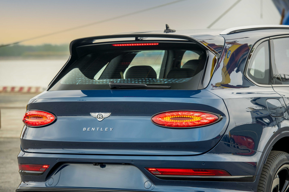 Điểm nổi bật nhất nằm ở phía đuôi xe đó chính là cánh gió lớn, cải thiện độ ổn định và cân bằng khi di chuyển với tốc độ cao. (Ảnh nguồn: Bentley)