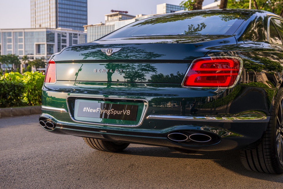 Tại Việt Nam, Bentley Flying Spur V8 cạnh tranh với các mẫu sedan như Rolls-Royce Ghost (từ 30 tỷ đồng), Mercedes-Maybach S 650 (15 tỷ đồng), Lamborghini Urus (13 tỷ đồng)… (Ảnh nguồn: Bentley)