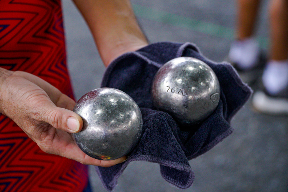 Cận cảnh bi sắt được sử dụng trong buổi tập hôm nay. (Ảnh: Minh Hiếu/Vietnam+)