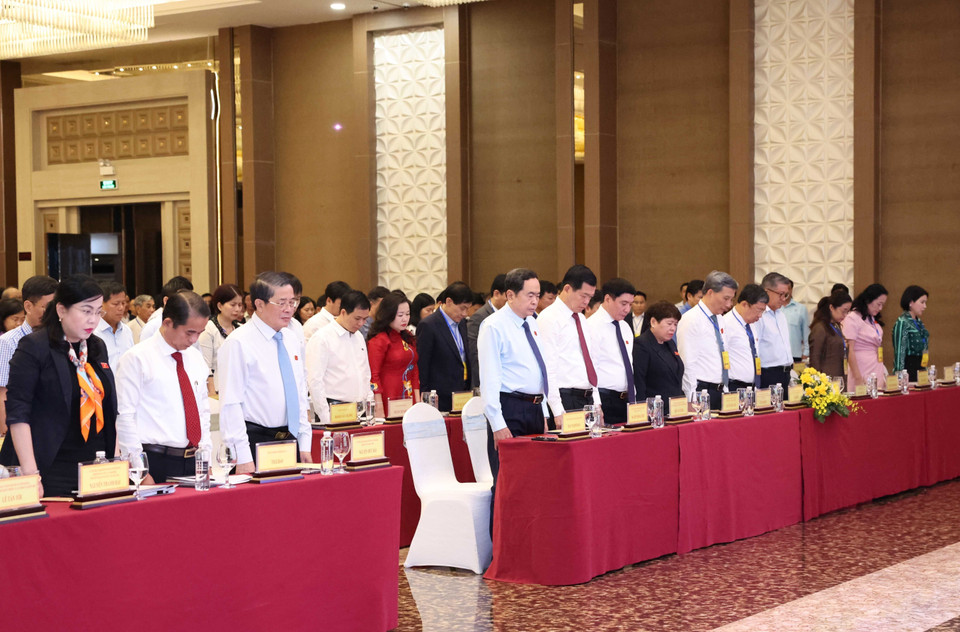 Chủ tịch Quốc hội Trần Thanh Mẫn và các biểu dành một phút mặc niệm cố Tổng Bí thư Nguyễn Phú Trọng và những người dân thiệt mạng trong đợt mưa lũ vừa qua. (Ảnh: Thống Nhất/TTXVN)