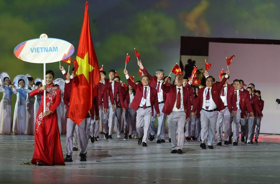 Đoàn thể thao Việt Nam diễu hành tại Sân vận động Quốc gia Mỹ Đình trong Lễ khai mạc SEA Games 31. (Ảnh: TTXVN)