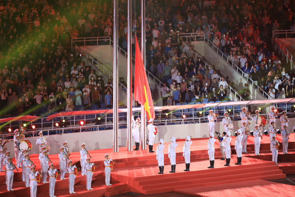 Nghi thức thượng cờ Việt Nam. (Ảnh: TTXVN)