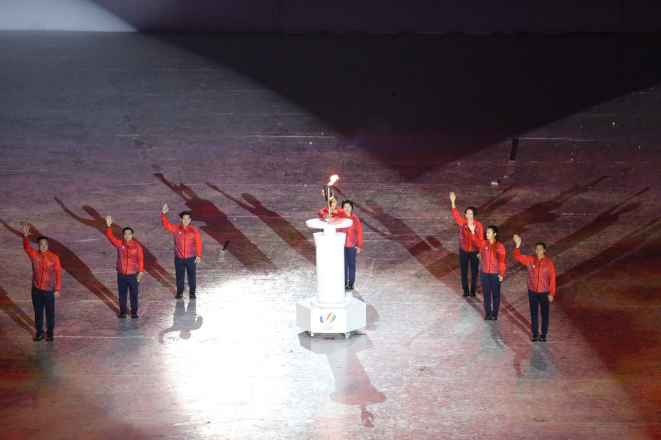 VĐV Quách Thị Lan – “Bông hồng thép” của điền kinh Việt Nam thực hiện nghi thức châm đài lửa. (Ảnh: TTXVN)