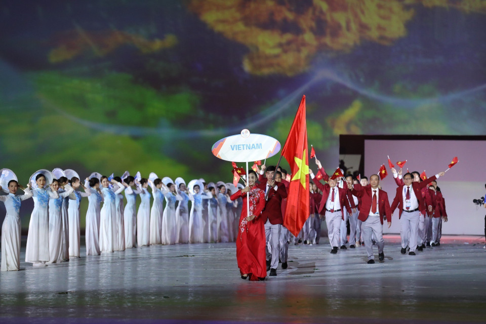 Đoàn thể thao Việt Nam diễu hành tại Sân vận động Quốc gia Mỹ Đình trong Lễ khai mạc SEA Games 31. (Ảnh: TTXVN)