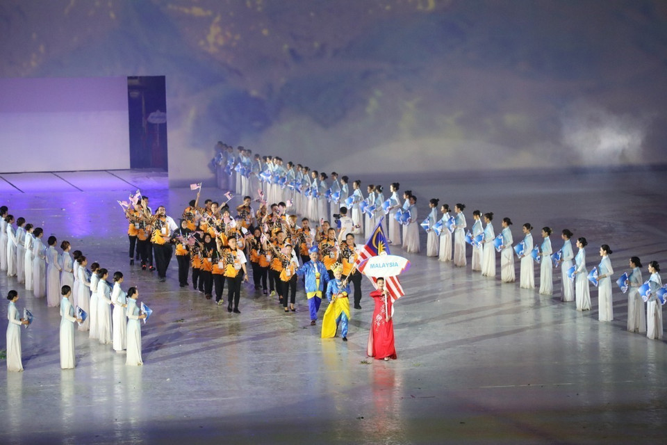Đoàn thể thao Malaysia diễu hành tại Sân vận động Quốc gia Mỹ Đình trong Lễ khai mạc SEA Games 31. (Ảnh: TTXVN)