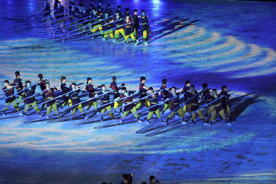 Tiết mục múa thuyền "Chung dòng chảy Đông Nam Á". (Ảnh: TTXVN)