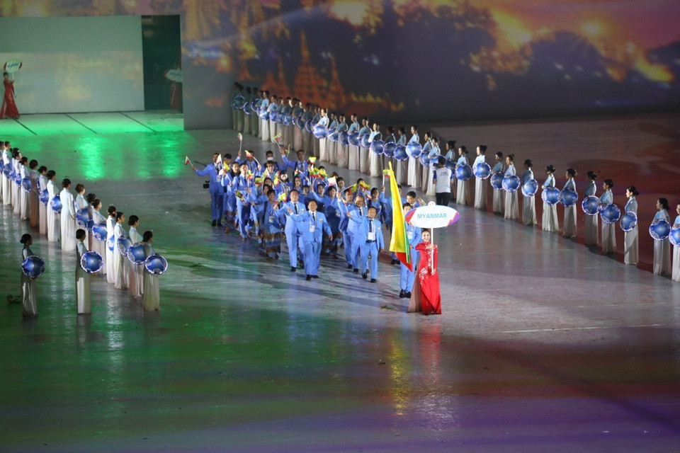 Đoàn thể thao Myanmar diễu hành tại Sân vận động Quốc gia Mỹ Đình trong Lễ khai mạc SEA Games 31. (Ảnh: TTXVN)