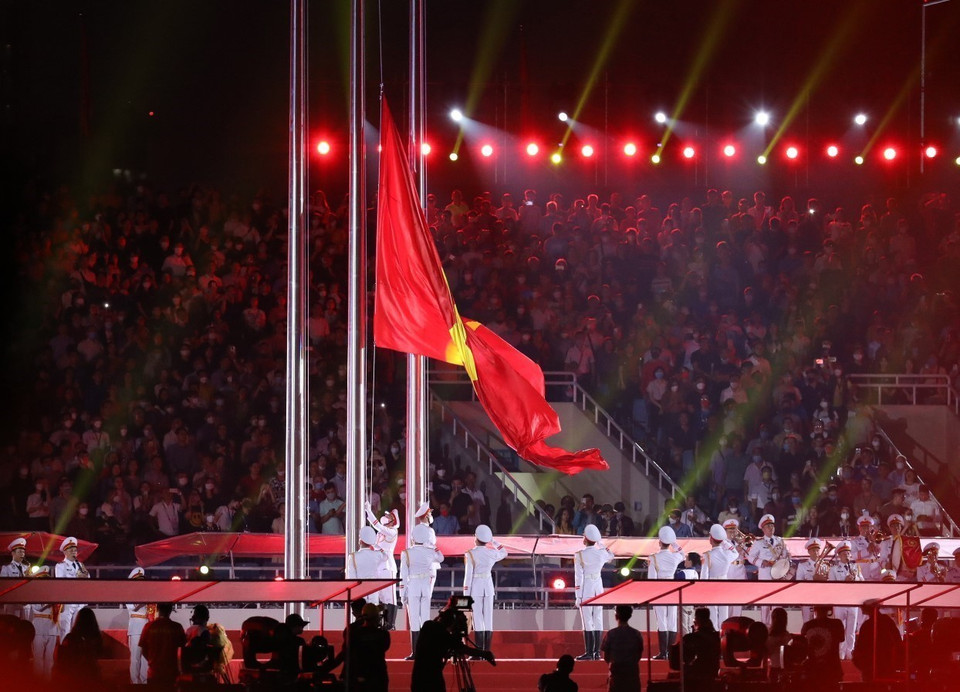 Nghi thức thượng cờ Việt Nam. (Ảnh: TTXVN)