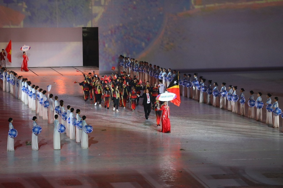 Đoàn thể thao Timor Leste diễu hành tại Sân vận động Quốc gia Mỹ Đình trong Lễ khai mạc SEA Games 31. (Ảnh: TTXVN)