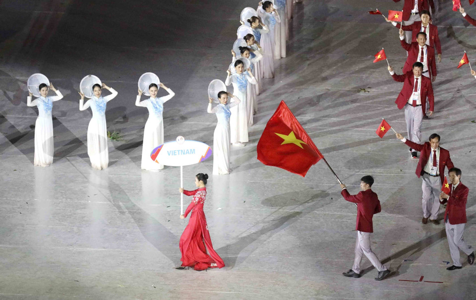 Đoàn thể thao Việt Nam diễu hành tại Sân vận động Quốc gia Mỹ Đình trong Lễ khai mạc SEA Games 31. (Ảnh: TTXVN)