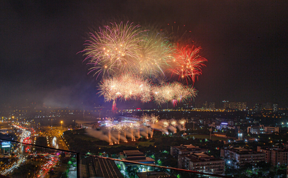 Màn bắn pháo hoa rực rỡ quanh Sân vận động quốc gia Mỹ Đình, đánh dấu thời khắc khai mạc SEA Games 31. (Ảnh: TTXVN)