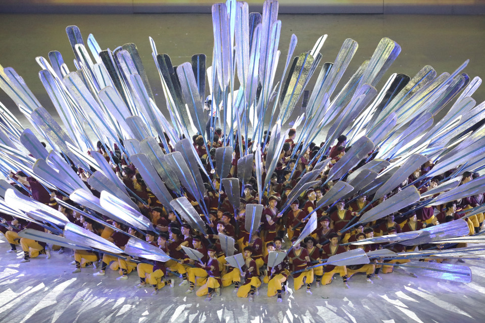 Tiết mục múa thuyền "Chung dòng chảy Đông Nam Á". (Ảnh: TTXVN)