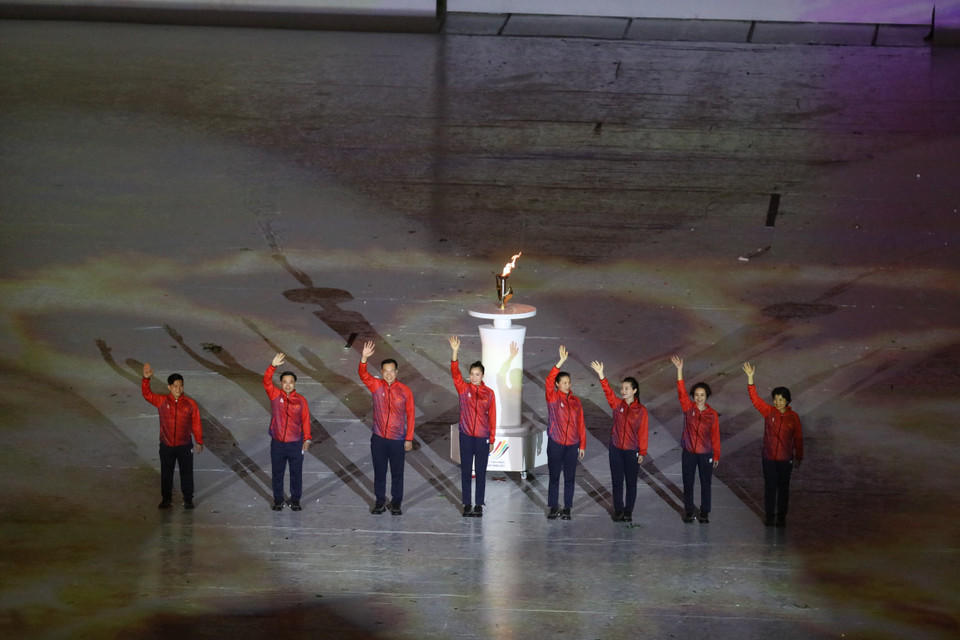 Nhóm rước đuốc và châm đuốc gồm 8 gương mặt ưu tú của thể thao Việt Nam. (Ảnh: TTXVN)