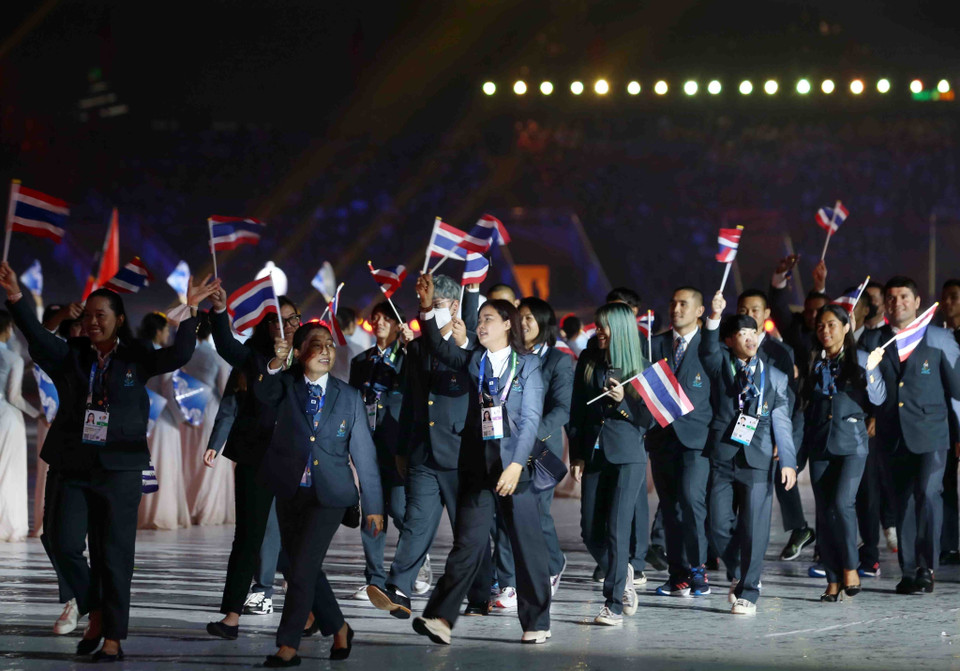 Đoàn thể thao Thái Lan diễu hành tại Sân vận động Quốc gia Mỹ Đình trong Lễ khai mạc SEA Games 31. (Ảnh: TTXVN)