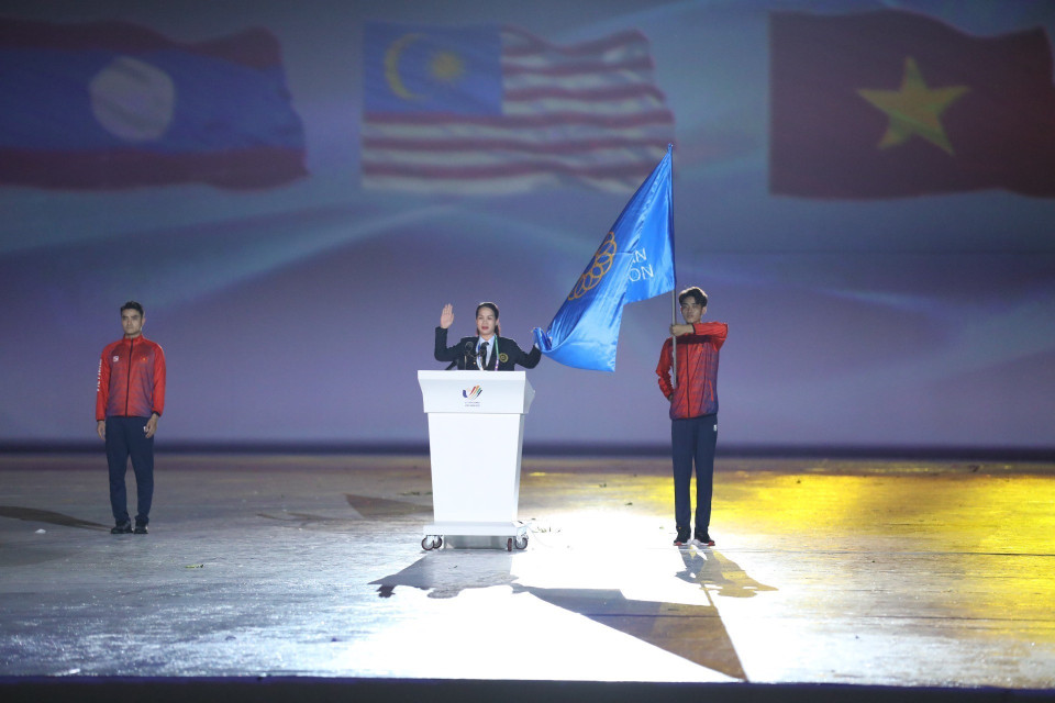 Trọng tài Phan Thị Ngọc Linh của Việt Nam thay mặt các trọng tài làm nhiệm vụ tại SEA Games 31 tiến hành nghi thức tuyên thệ. (Ảnh: TTXVN)