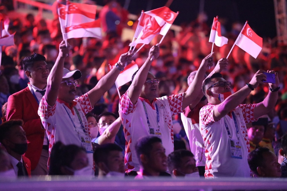 Khán giả Singapore tại Lễ khai mạc SEA Games 31. (Ảnh: TTXVN)