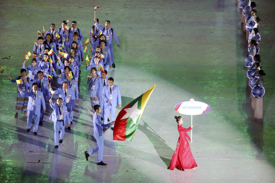 Đoàn thể thao Myanmar diễu hành tại Sân vận động Quốc gia Mỹ Đình trong Lễ khai mạc SEA Games 31. (Ảnh: TTXVN)