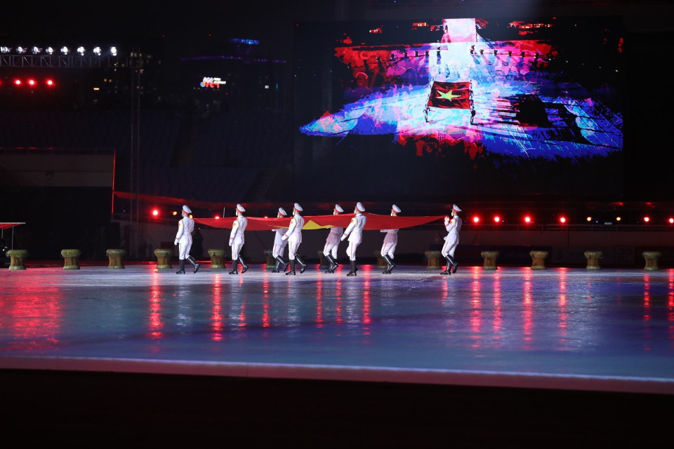 Nghi thức thượng cờ Việt Nam. (Ảnh: TTXVN)