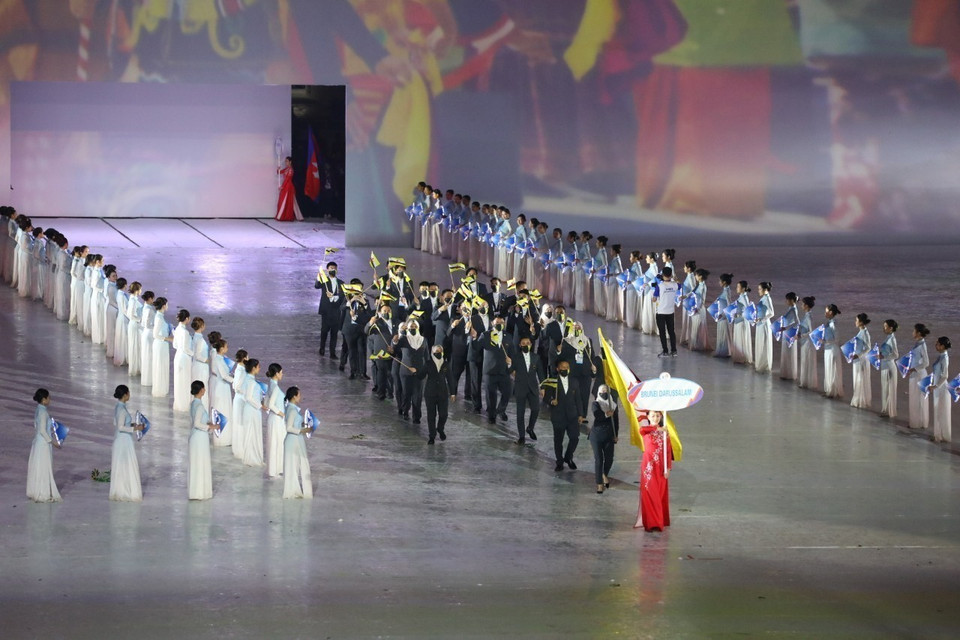 Đoàn thể thao Brunei diễu hành tại Sân vận động Quốc gia Mỹ Đình trong Lễ khai mạc SEA Games 31. (Ảnh: TTXVN)