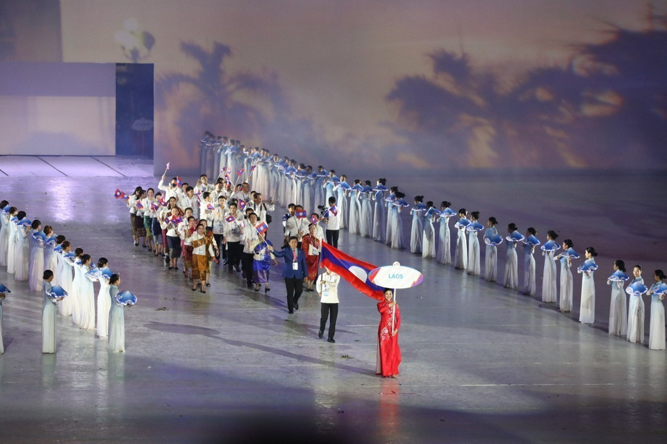 Đoàn thể thao Lào diễu hành tại Sân vận động Quốc gia Mỹ Đình trong Lễ khai mạc SEA Games 31. (Ảnh: TTXVN)