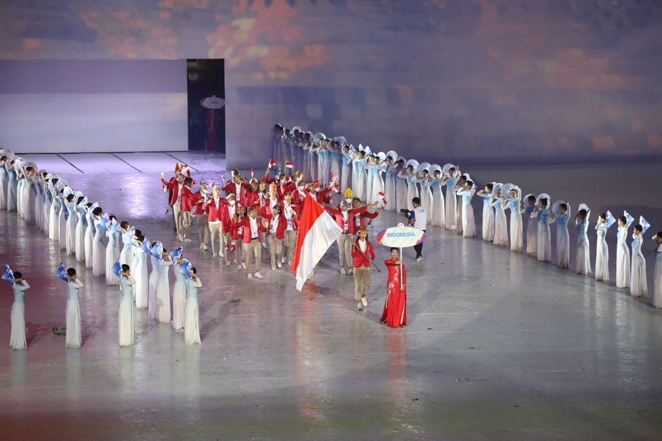 Đoàn thể thao Indonesia diễu hành tại Sân vận động Quốc gia Mỹ Đình trong Lễ khai mạc SEA Games 31. (Ảnh: TTXVN)