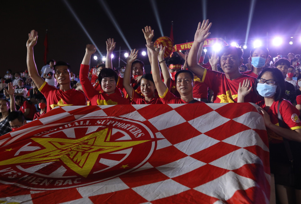 Các cổ động viên tại lễ khai mạc. Ảnh: TTXVN(Ảnh: TTXVN)