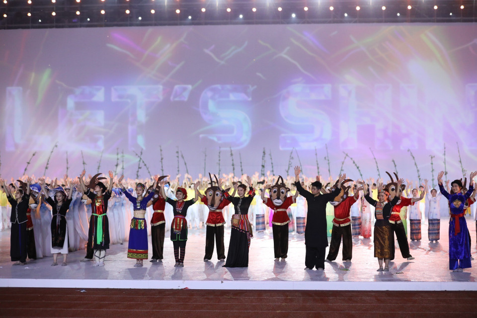 Đại diện các dân tộc của 13 tỉnh thành phía Bắc, nơi diễn ra các hoạt động thi đấu thể thao trong kỳ SEA Games 31 trình diễn tại lễ khai mạc. (Ảnh: TTXVN)