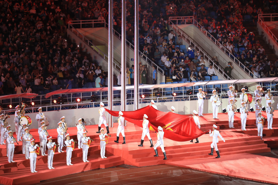 Nghi thức thượng cờ Việt Nam. (Ảnh: TTXVN)