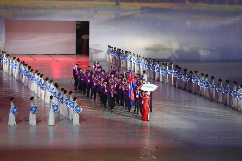 Đoàn thể thao Campuchia diễu hành tại Sân vận động Quốc gia Mỹ Đình trong Lễ khai mạc SEA Games 31. (Ảnh: TTXVN)