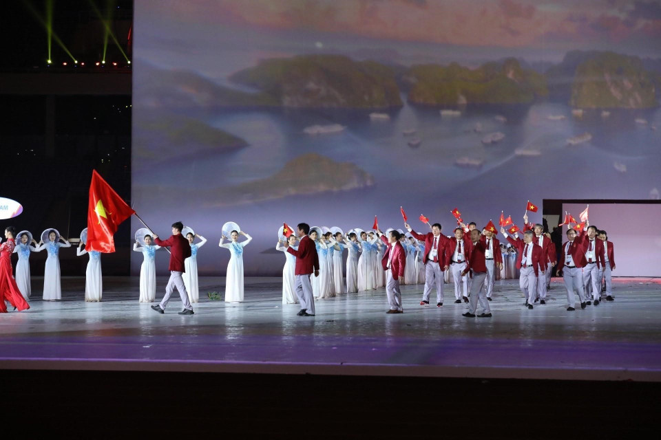 Đoàn thể thao Việt Nam diễu hành tại Sân vận động Quốc gia Mỹ Đình trong Lễ khai mạc SEA Games 31. (Ảnh: TTXVN)