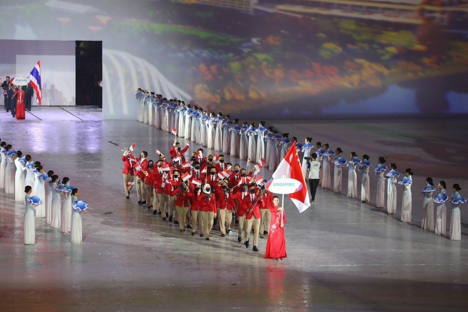 Đoàn thể thao Singapore diễu hành tại Sân vận động Quốc gia Mỹ Đình trong Lễ khai mạc SEA Games 31. (Ảnh: TTXVN)