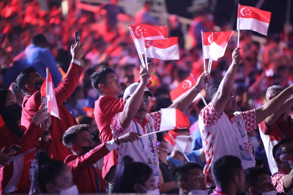 Khán giả Singapore tại Lễ khai mạc SEA Games 31. (Ảnh: TTXVN)