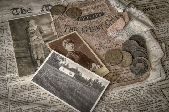 Cô tìm thấy những đồng xu, ảnh gia đình đen trắng, những tờ báo cũ, trong đó có trang báo đăng về vụ đắm tàu Titanic từ năm 1914. (Nguồn: metro.co.uk)