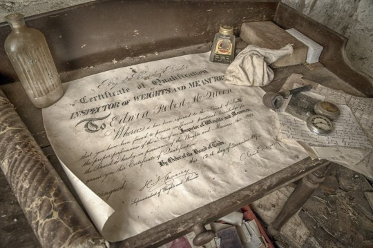 Nhiếp ảnh gia Rebecca, sở hữu trang Abandoned NI, đã tìm thấy vô số điều kỳ diệu trong căn nhà, như một tờ giấy mời có thể đã có từ những năm 1811. (Nguồn: metro.co.uk)